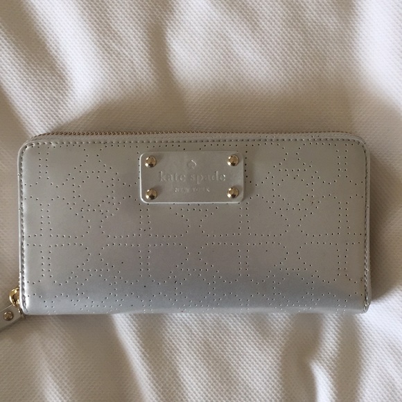 kate spade Handbags - NWT (Kate Spade neda wallet, silver